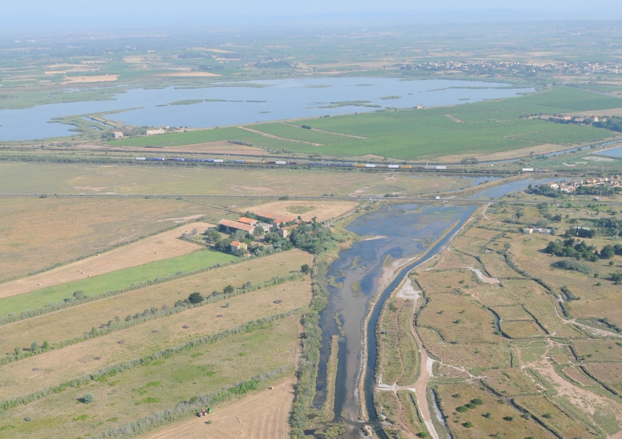 Photo aérienne du Rieu. On aperçoit le domaine du Grand Clavelet ainsi que le Grand Bagnas en arrière plan - R. Dupuy de la Grandrive